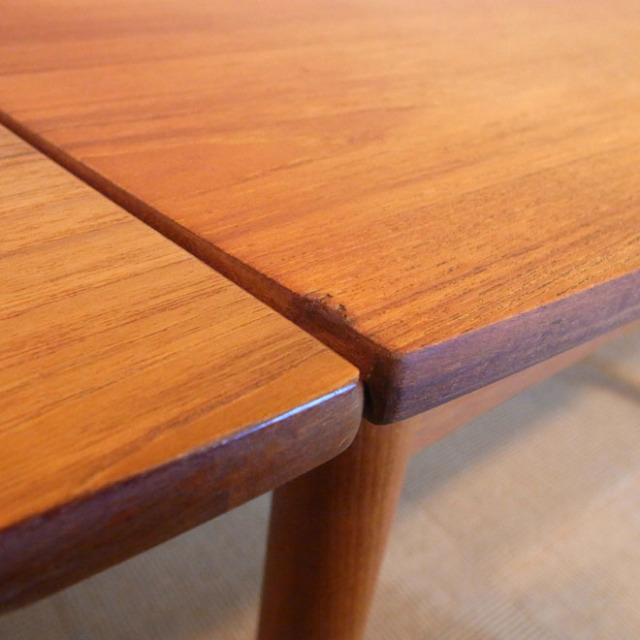 デンマーク製のダイニングテーブル