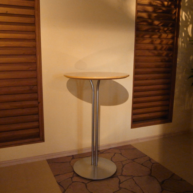 ナナ・ディッツェルの8006トバゴカフェテーブル