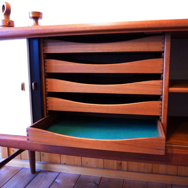 デンマーク製のサイドボード