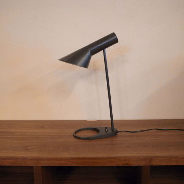アルネ・ヤコブセンのAJテーブルランプ