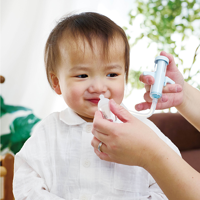 お子様が鼻水を吸い取る様子