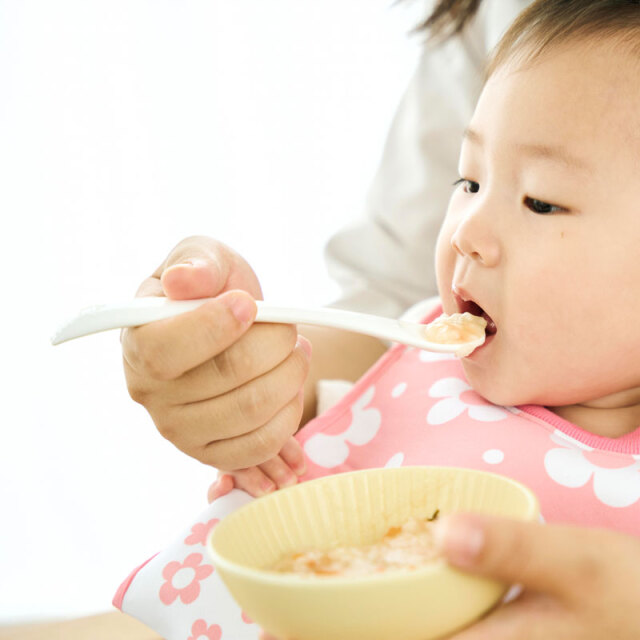 離乳食スプーン使用シーン