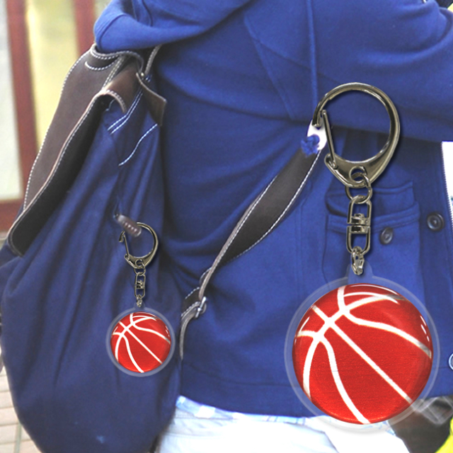 アクリルキーホルダー　バスケットボール柄【レッド(赤/銀)】リュックサック装着　使用例