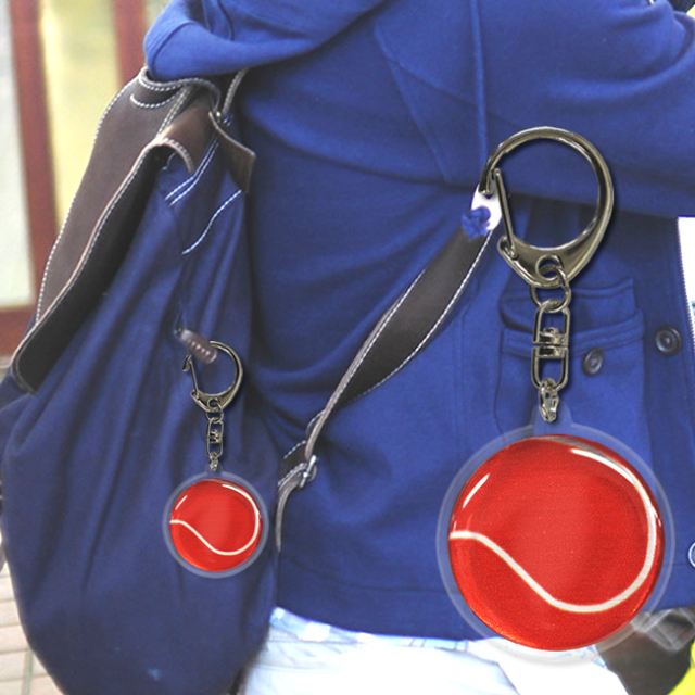 アクリルキーホルダー　テニスボール柄【レッド(赤/銀)】リュックサック装着　使用例