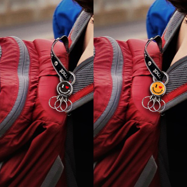 3連キーホルダー　スマイル柄　バスケ　リュックサックにつけた様子