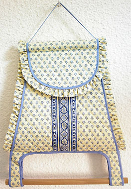 フタ付きキッチンペーパーホルダー（抽象柄・ホワイト×ブルー）CUI_P16