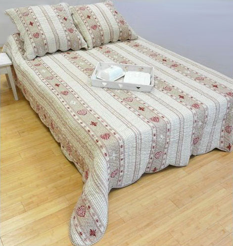 ブティBOUTISキルトベッドカバー、ベッドスプレッド 230×250cmサイズ（QUEYRAS・ベージュ×レッド）  ノルディック柄 CVR_BT_LIT13