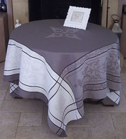 正方形テーブルクロス：トップクロスジャガード織りテフロン撥水加工160×160cmサイズ（モンミライユ・トープ）【フランス】 NAP_C54：：他サイズお取り寄せ可能