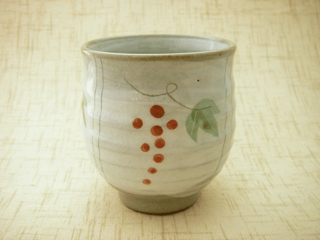 アウトレット和食器　間取ぶどう湯呑み(赤）