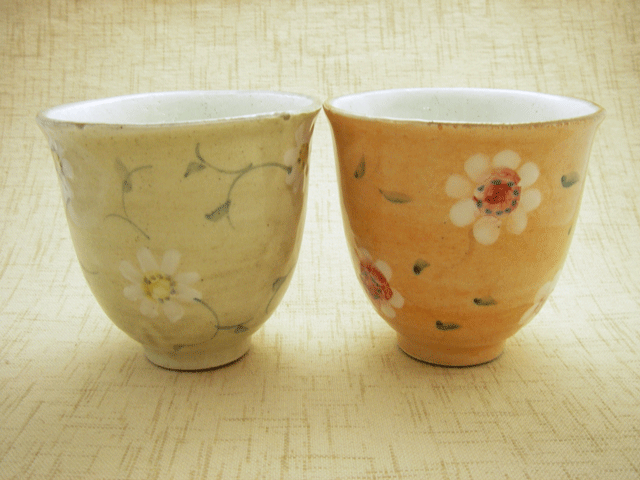 アウトレット和食器　唐草小花ペア湯呑