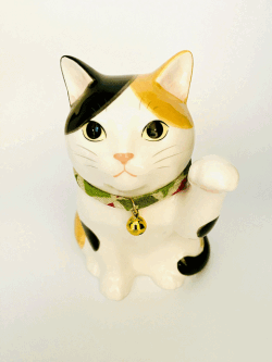 うちの招き猫（みけ）