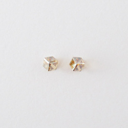【片方販売/1個売り】アートオブジェのような一粒キューブスワロフスキー/4mm/シャンパン色