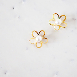 さりげない大人可愛いパールのお花