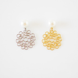 【普段使いにおすすめ/送料無料】揺れる花模様の透かし×パールデザイン