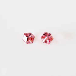 アートオブジェのような一粒キューブスワロフスキー/4mm/ライトローズ