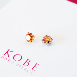 4mmサイズのシャンパンカラー・キュービックジルコニア貼るピアス。ゴールドとシルバーの台座2種類。