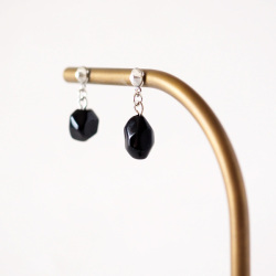 艶やかな天然石オニキスの貼るピアス