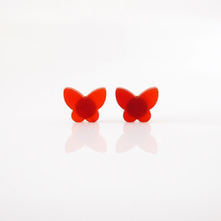 深紅の蝶々舞う レッドアゲートの貼るピアス（大）