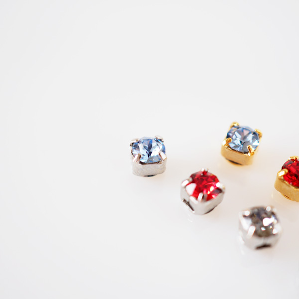 スワロフスキー3mmライトサファイアの貼るピアス