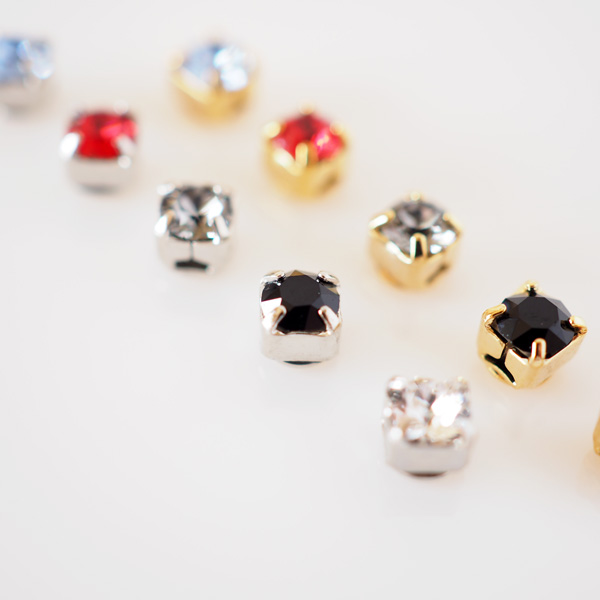スワロフスキー3mmピアノブラックの貼るピアス