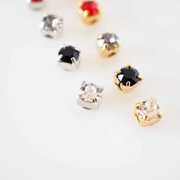 スワロフスキー3mmクリスタルの貼るピアス