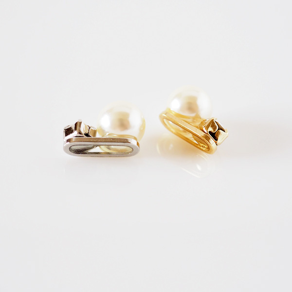 貼るピアス 2way 着け方で印象が変わる 華やかなパールとスワロフスキー