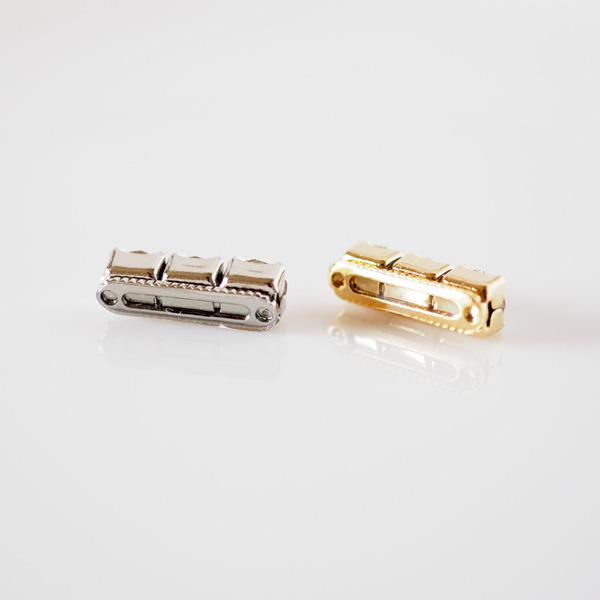 貼るピアス 2way 着け方で印象が変わる 3連スワロフスキー