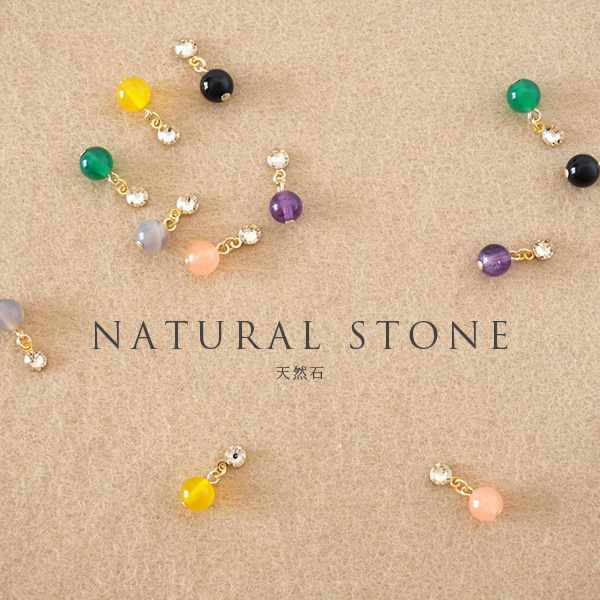 【綺麗！】天然石の揺れるピアス 天然石を使用した揺れるピアス「sizuku/アイオライト」。
