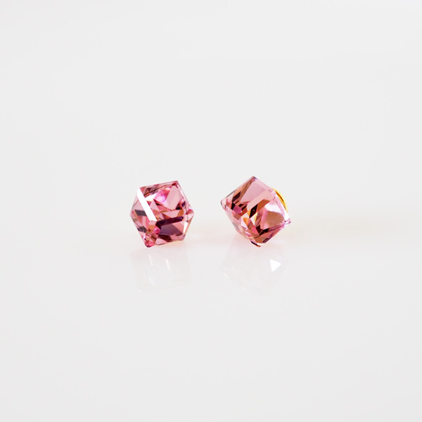 貼るピアス アートオブジェのような一粒キューブスワロフスキー