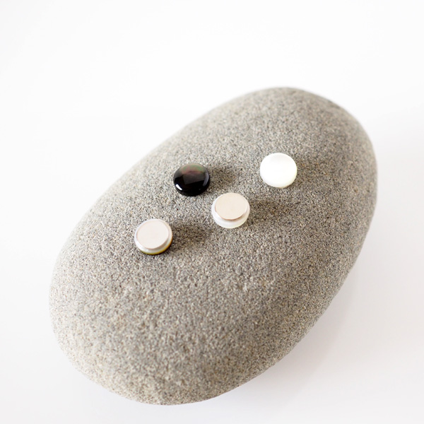 貼るピアス 黒蝶貝/白蝶貝 天然石 6mm 痛くないイヤリング