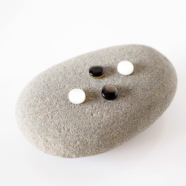 貼るピアス 黒蝶貝/白蝶貝 天然石 6mm 痛くないイヤリング