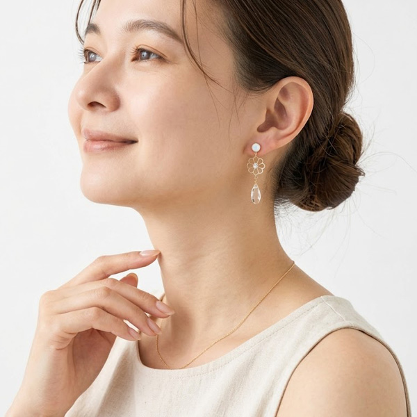 貼るピアス 透かし花 クリスタルドロップ イヤリング 痛くない 揺れる