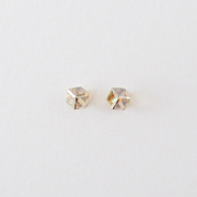 【片方販売/1個売り】アートオブジェのような一粒キューブスワロフスキー/4mm/シャンパン色