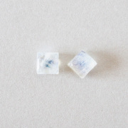2way 着け方で印象が変わる ホワイトラブラドライト天然石6mmスクエア