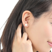 顔映え、つやめく。大人の一粒。パール10mmの貼るピアス