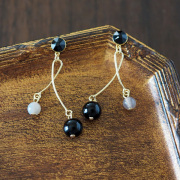 オニキス・ノワールの貼るピアス。天然石オニキスとスワロフスキーが揺れるデザイン(ゴールド)