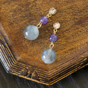 【月の神秘】ラブラドライトとアメジストの貼るピアス（スワロフスキー付）商品全体