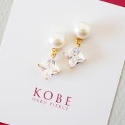 貼るピアス エッセンシャル・ジルコニア＆パール 正面画像。スクエアカットの輝きと大粒パールが上品なデザイン。