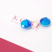 貼るピアス エッセンシャル・天然石クリスタル＆シェル ルミナスブルー。耳元にぴたっと留まる一粒タイプ。