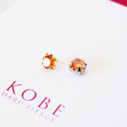 4mmサイズのシャンパンカラー・キュービックジルコニア貼るピアス。ゴールドとシルバーの台座2種類。