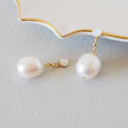 大粒淡水パールの貼るピアス。40代・50代の上品で痛くないイヤリング。