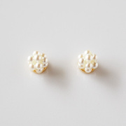 手編み貝パールの粒感ボール 貼るピアス（正面）