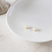 小ぶりで可愛らしいパールのボールモチーフ 貼るピアス