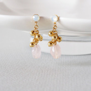 ローズクォーツと金の果実の貼るピアス正面