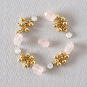 神戸貼るピアス、ローズクォーツと金の果実のデザイン全景