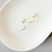 正面からのディテール。大人の女性に似合う上品でシンプルな輝き。