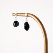艶やかな天然石オニキスの貼るピアス