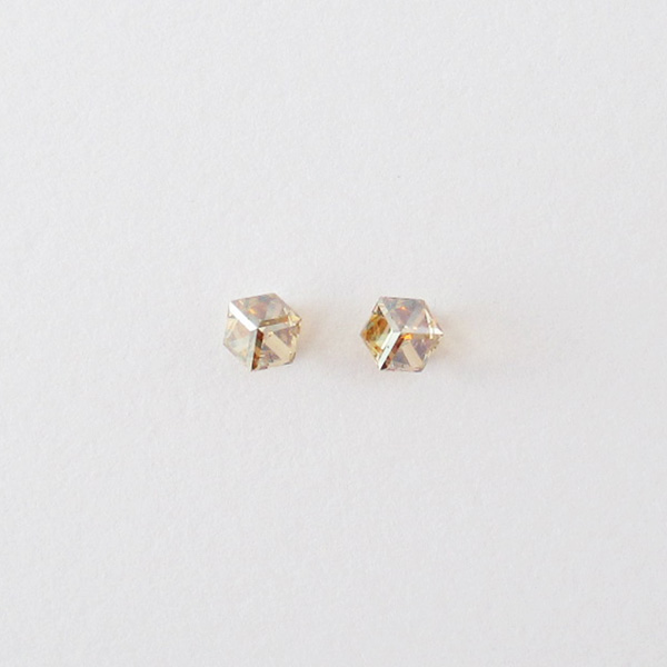 【片方販売/1個売り】アートオブジェのような一粒キューブスワロフスキー/4mm/シャンパン色