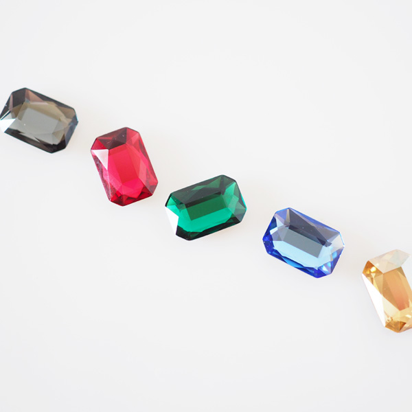 スワロフスキー小さなレクタングル大人の宝石箱スタイルの貼るピアス