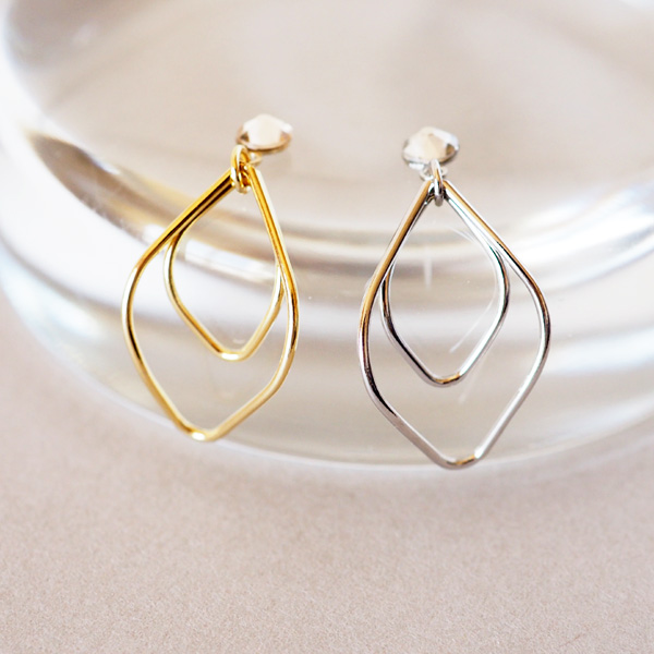 【普段使いにおすすめ/送料無料】ふわり柔らかな線のタッチ滴る2連フープ